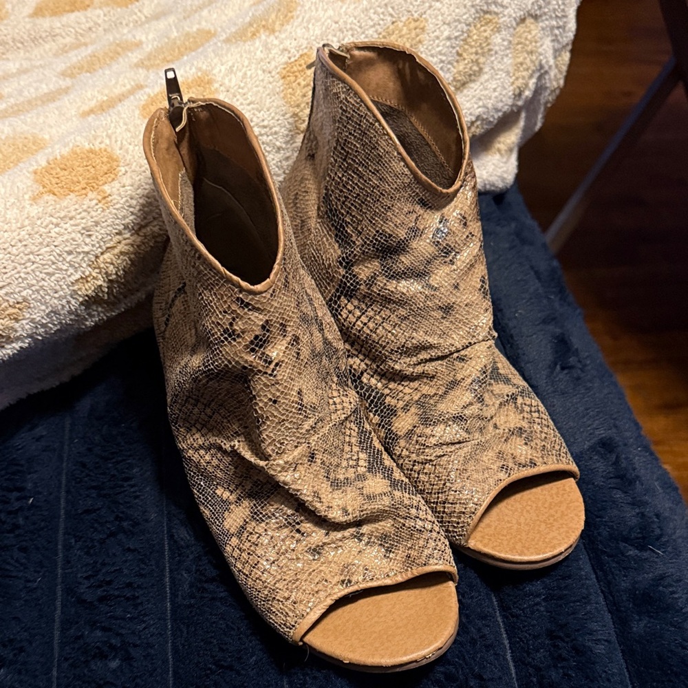 Gimmicks by BKE Snakeskin Tan Peep-Toe Booties